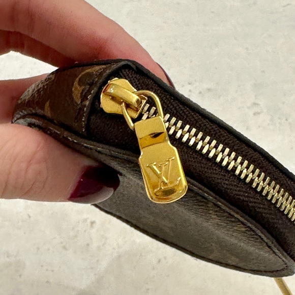 Louis Vuitton Monogram Round Coin Purse - Picture 7 of 7